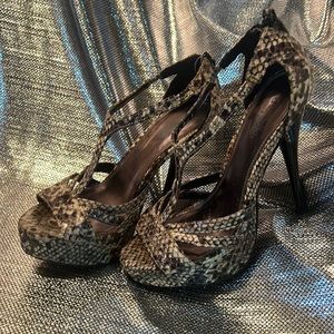 Woman’s Charlotte Russe Faux Snakeskin Open-Toe Heeled Sandals size 8 beautiful